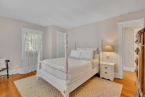 3 bedrooms, desk, iron/ironing board, travel crib