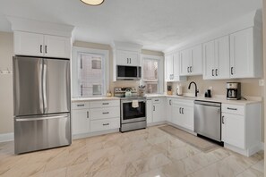 Frigorífico, microondas, horno y placa de cocina