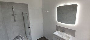 Douche, serviettes fournies, savon