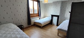 4 bedrooms, bed sheets
