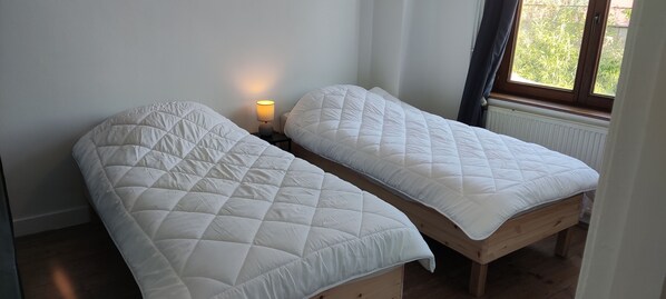 4 bedrooms, bed sheets