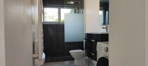 Douche, serviettes fournies, savon
