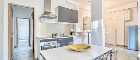 Refrigerador, microondas, horno, placa de cocina