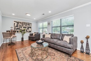 Living area - Garden Oaks Cottage - Central and Family-Friendly (Houston)