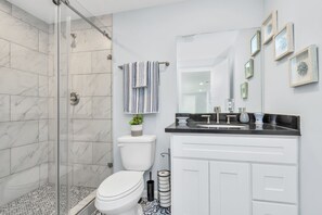 Assecador de cabells, tovalloles, sabó i paper higiènic 