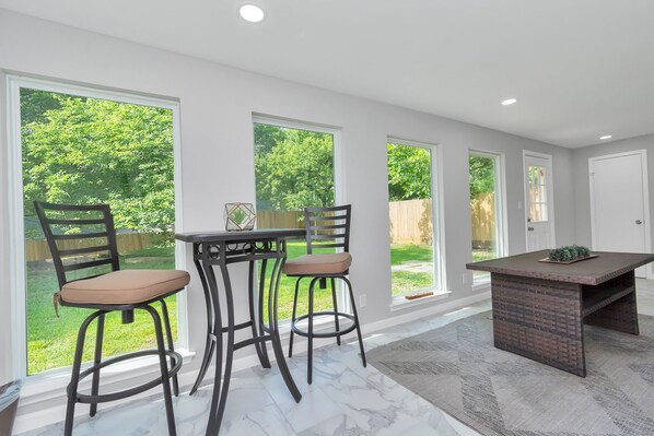 Dining - Garden Oaks Cottage - Central and Family-Friendly (Houston)