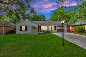 Exterior - Garden Oaks Cottage - Central and Family-Friendly (Houston)
