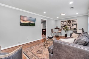 Living area - Garden Oaks Cottage - Central and Family-Friendly (Houston)