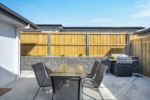 Outdoor dining - Modern Escape, 2 Bed/Bath 12 km to CBD/Airport (Howrah)