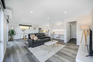 TV, offices - Modern Escape, 2 Bed/Bath 12 km to CBD/Airport (Howrah)