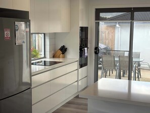 Fridge, microwave, oven, stovetop - Modern Escape, 2 Bed/Bath 12 km to CBD/Airport (Howrah)