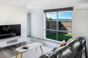 TV, offices - Modern Escape, 2 Bed/Bath 12 km to CBD/Airport (Howrah)