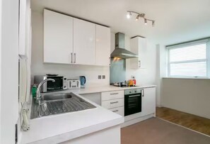 Fridge, microwave, oven, dishwasher - Modern City Retreat | Central Nottingham - Pass the Keys (Nottingham)