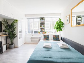 Planxa i posts de planxar, wifi gratuïta i roba de llit 