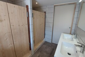Secadora de cabello, jabón, papel de baño