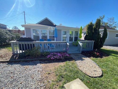 Historic Tiny Cottage just steps to the lake. Pet Friendly!