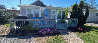 Historic Tiny Cottage just steps to the lake. Pet Friendly!