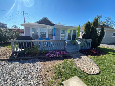 Historic Tiny Cottage just steps to the lake. Pet Friendly!