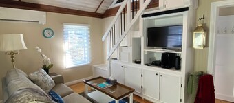 Historic Tiny Cottage just steps to the lake. Pet Friendly!