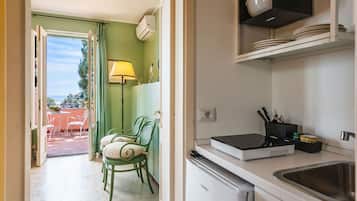 Basic-Apartment | Eigene Küche | Kühlschrank, Wasserkocher, Kochgeschirr/Geschirr/Besteck, Gefrierschrank
