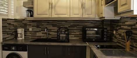 Kjøleskap, mikrobølgeovn, ovn og kokeplater