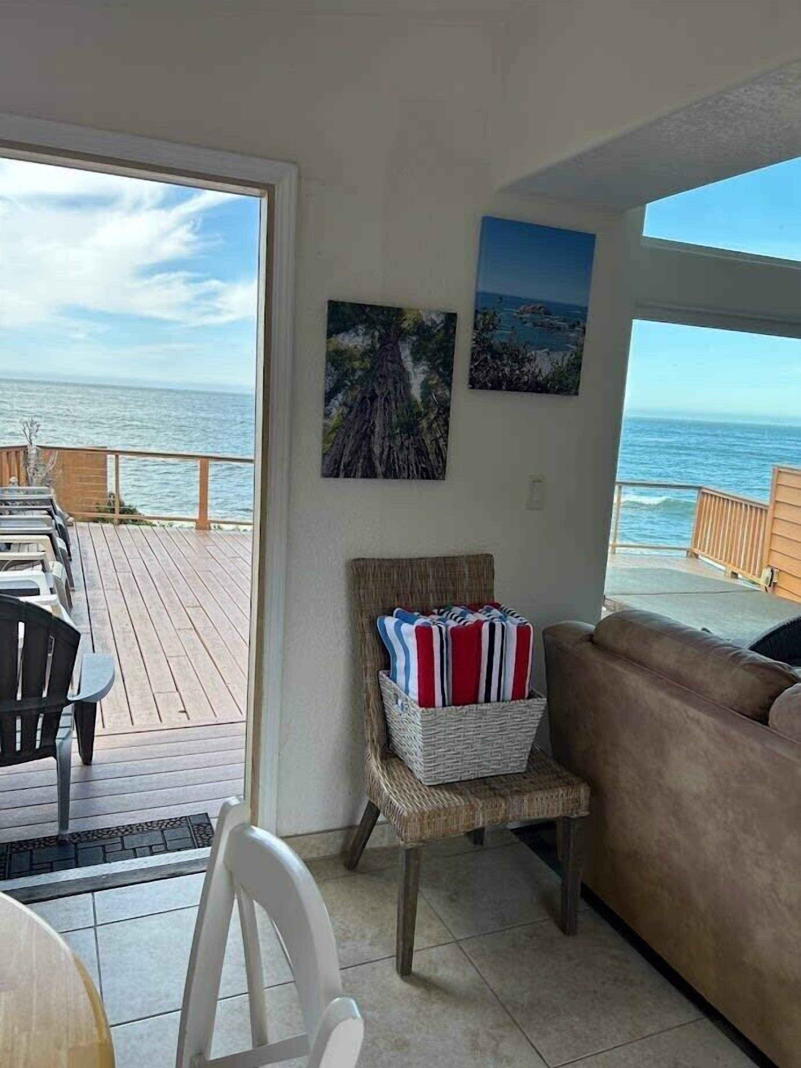 TV connectée, cheminée, livres