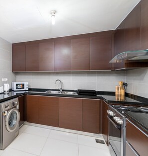 Apartamento básico | Cocina privada | Frigorífico, microondas y utensilios de cocina