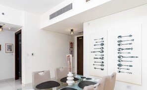 Appartement de base | Cuisine privée | Réfrigérateur, four à micro-ondes, vaisselle et ustensiles