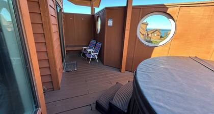 Ocean Cabin 28 w/ Jacuzzi with Private Beach (Private Beach Owned by White Rock Resort)