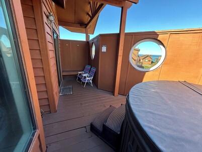 Ocean Cabin 28 w/ Jacuzzi with Private Beach (Private Beach Owned by White Rock Resort)