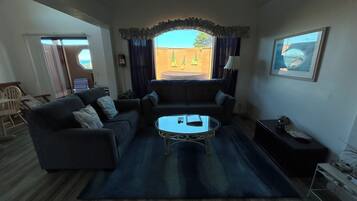 Smart TV, chimenea y libros