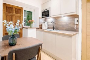 Kühlschrank, Mikrowelle, Ofen, Herdplatte