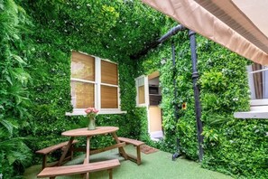 Outdoor dining - Chic Apartment in the ♥️ of Central London 🌿 Private Patio ❄️ Air Conditioning (Greater London)