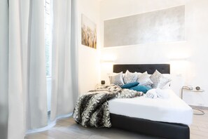 Superior Room | 1 bedroom, desk, soundproofing, iron/ironing board - Trastevere Suites - Top Collection (Rome)