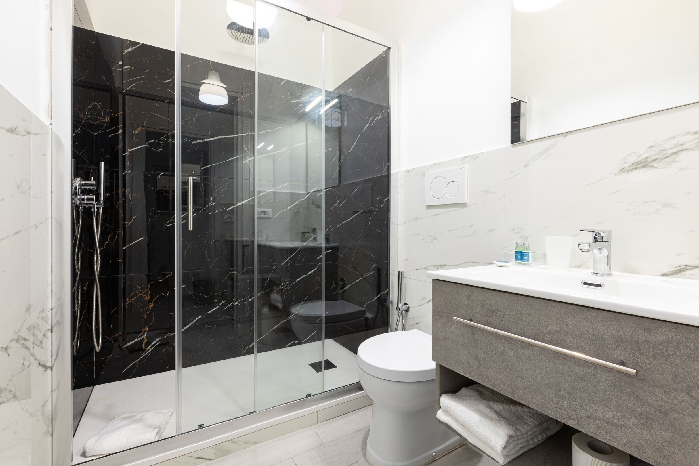 Standard Room | Bathroom | Free toiletries, hair dryer, bathrobes, towels