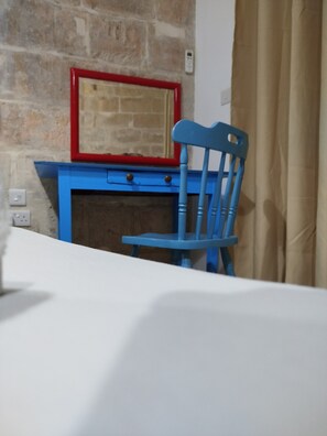 Desk, laptop workspace, blackout drapes, free WiFi - Limestone Sun Suites (Sliema)