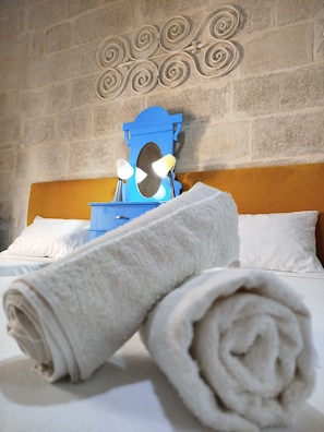 Schreibtisch, laptopgeeigneter Arbeitsplatz, Verdunkelungsvorhänge