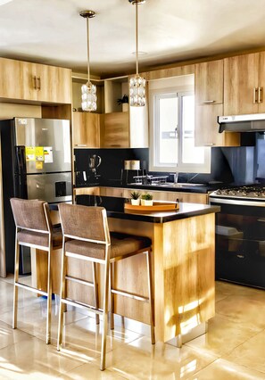 Réfrigérateur, micro-ondes, four, cafetière/bouilloire