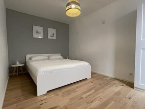 2 slaapkamers, een strijkplank/strijkijzer, gratis wifi, beddengoed