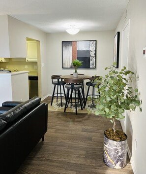 Dining - Hidden In Plain Sight, just minutes away from Duke University/Hospital! (Durham)