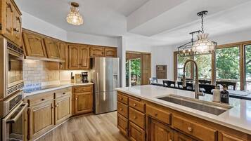 Geladeira, micro-ondas, fogão, cooktop