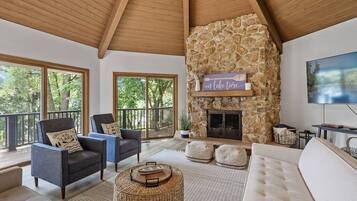 Smart TV, lareira, videogames, livros