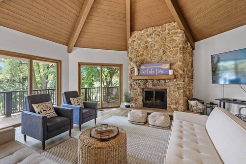 Lake, Boat, Hot Tub, Sauna, Private Chef