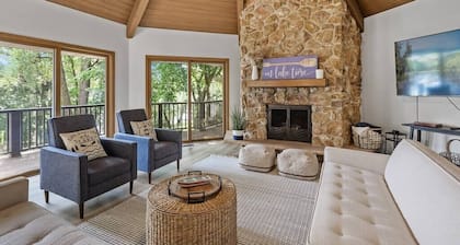 Lake, Boat, Hot Tub, Sauna, Private Chef