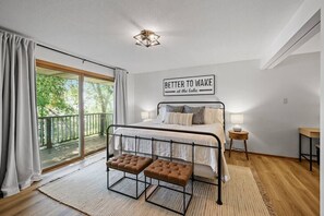 5 bedrooms, desk, iron/ironing board, free WiFi - Lake, Boat, Hot Tub, Sauna, Private Chef (Shoreview)