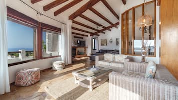 Smart TV, lareira, mesa de pingue-pongue, aparelho de som