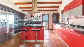 Geladeira, micro-ondas, fogão, lava-louças