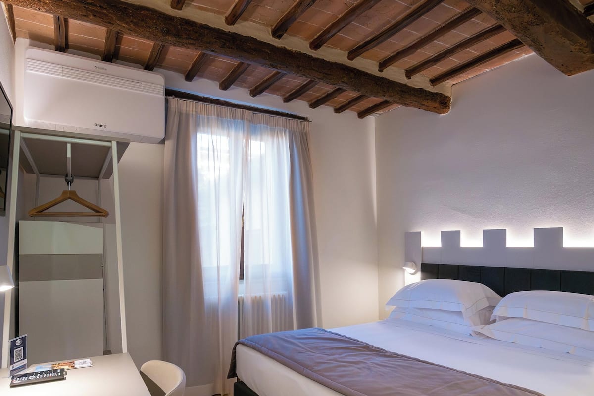 Classic Room, 1 Bedroom, Non Smoking, Ensuite | 1 bilik tidur, peralatan tempat tidur premium, busa memori, bar mini