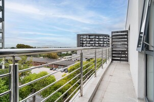 Quarto superior | Cofres nos quartos, escrivaninha, espaço de trabalho para notebook