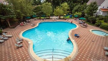 Alberca techada y alberca al aire libre